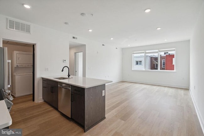 Building Photo - 1419 W Grange Ave