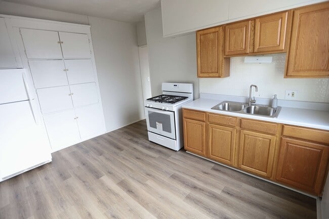 Building Photo - 437 Eastern Ave SE