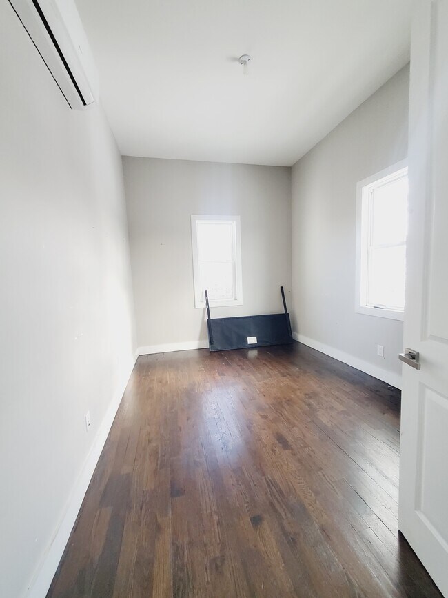 Foto del edificio - 4 Whitman Ave