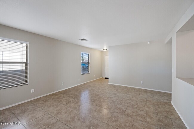 Foto del edificio - 2820 E Augusta Ave