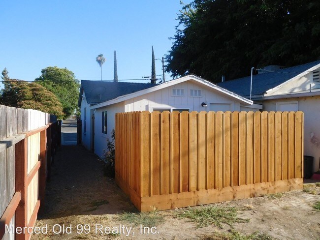 Building Photo - Studio, 1 bath House - 9552 Haskell Ave #B