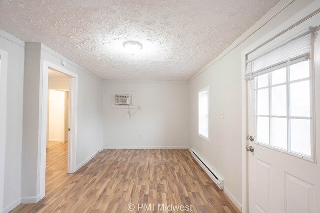 Building Photo - "Cozy 1-Bedroom Oasis in Greenfield – Perf...