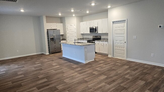 Building Photo - 213 Ladyfish Loop NW