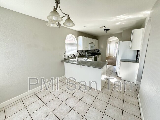 Building Photo - 2530 E Jasper Dr