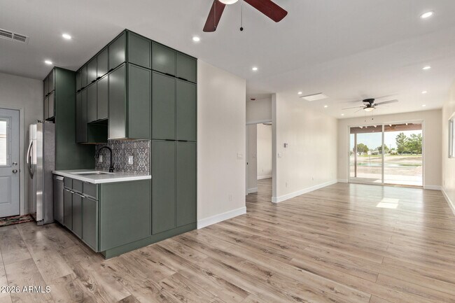 Foto del edificio - 11437 W Lakeshore Dr