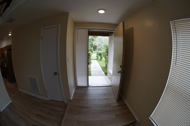 Foto del edificio - 6250 Sandcrest Cir