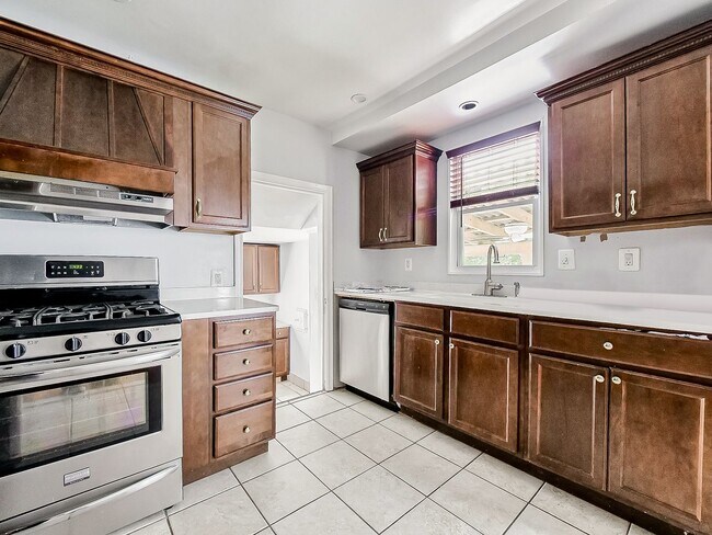 Building Photo - Welcome to this spacious 4 bedroom, 2 bath...