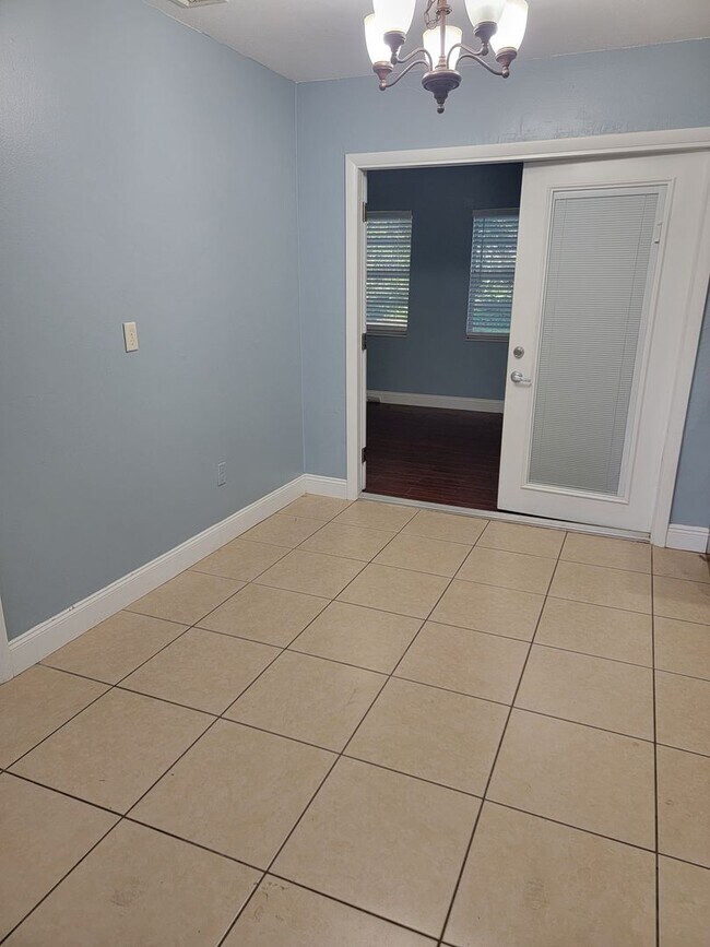 Building Photo - Gorgeous 3/2/1 Near Downtown Inverness!!!