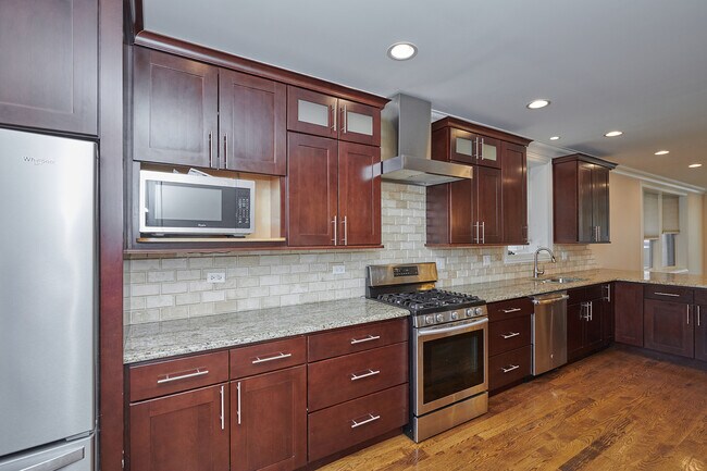 Foto del edificio - 3639 N Troy St