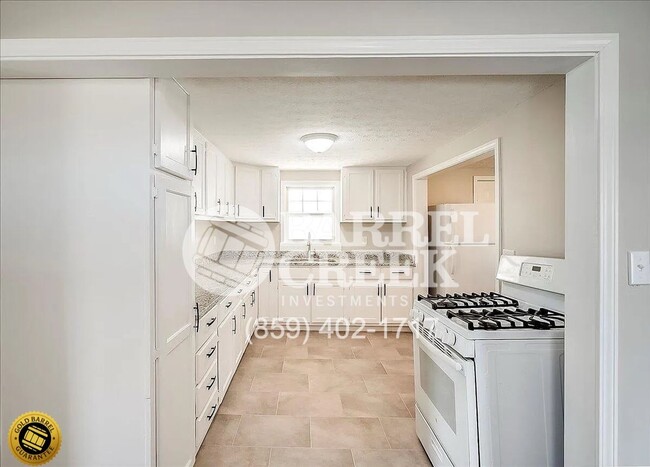 Foto del edificio - 3-Bed 1-Bath House  + Granite Countertops & Carport