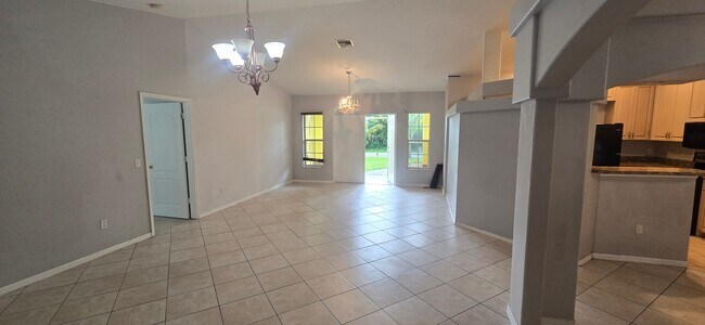 Building Photo - Huge Three Bedroom- 2 bath + den, 2 car ga...