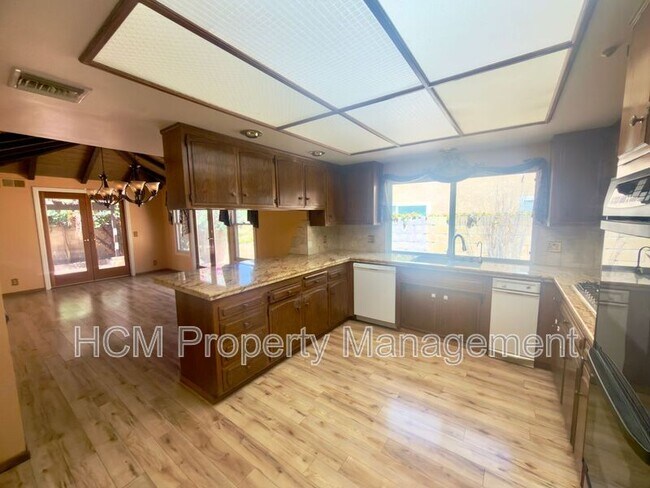 Foto del edificio - 2448 N Love Ln