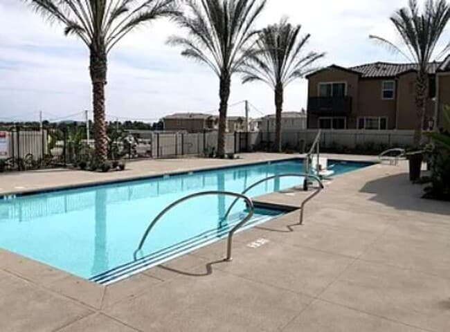 Building Photo - Stylish 3-Story Townhome in the Gated Paci...