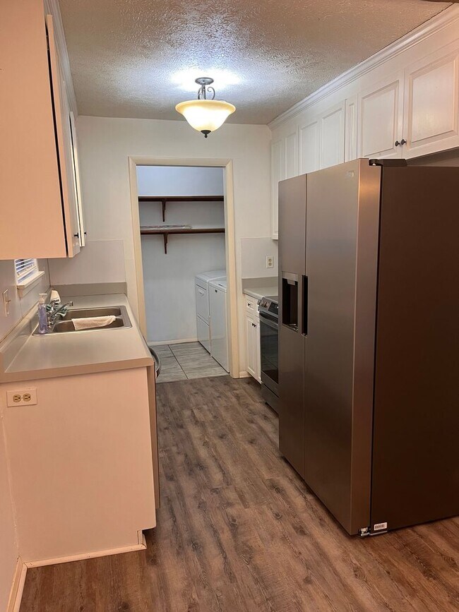 Foto del edificio - 3 bedroom, 2 bath bungalow on huge lot. Country living, but close to I-40, 140 and Wilmington.