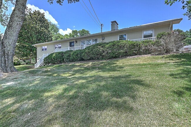 Building Photo - 4 Bedrooms 3 Baths Johnson City