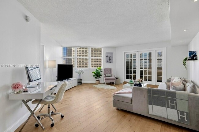 Building Photo - 801 Brickell Bay Dr