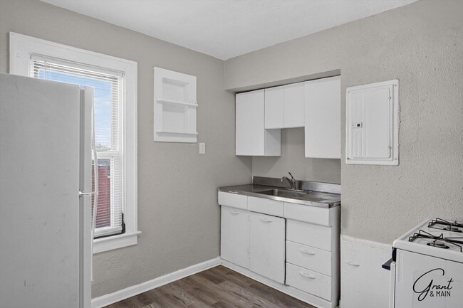 Building Photo - 13528 Ardmore St