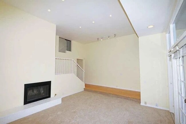 Building Photo - Spacious 2 Bedroom 2-1/2 Bathroom Townhome with 2-car garage in La Jolla near UCSD