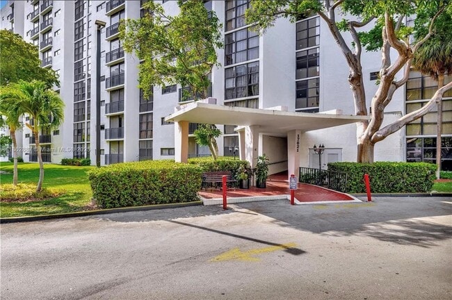 Foto del edificio - 17021 N Bay Rd