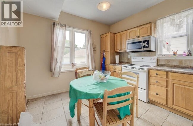 Building Photo - 324 Maple Ave