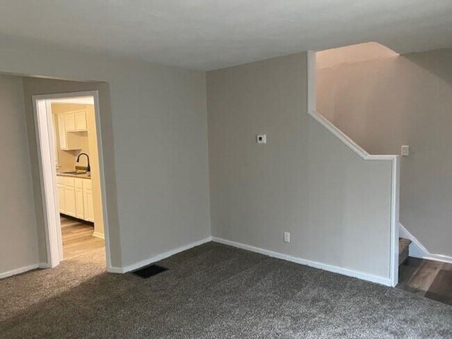 Building Photo - 4 Bedroom Home in Warren Township