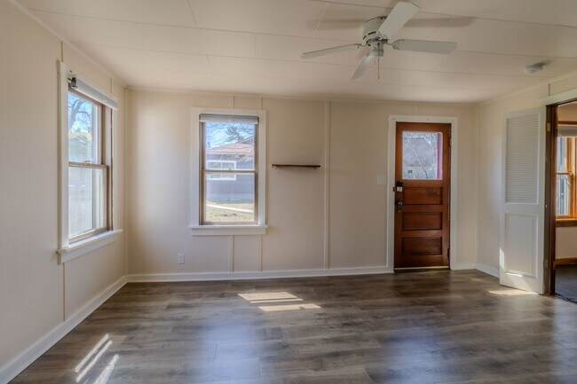 Building Photo - Sweet Vintage Gem with Utilities Included