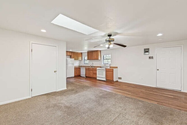 Foto del edificio - Super Cute 1 Bed, 1 Bath Carriage House!! ...