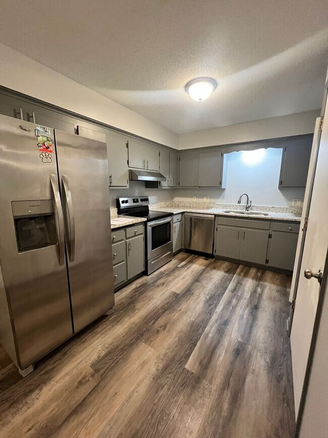 Foto del edificio - Newly Remodeled 3 bed 1 Bath Duplex for Rent