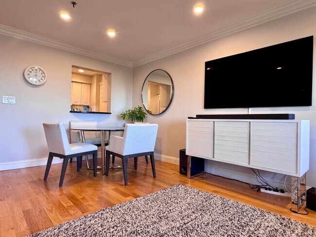 Foto del edificio - NO FEE!!  1 bed penthouse in Back Bay elevator building with doorman!