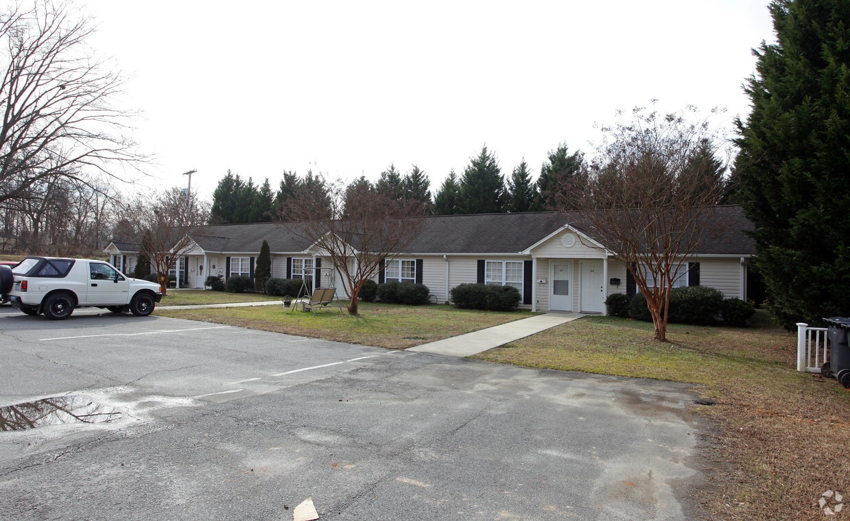 215227 b St, Dallas, NC 28034 Apartments in Dallas, NC