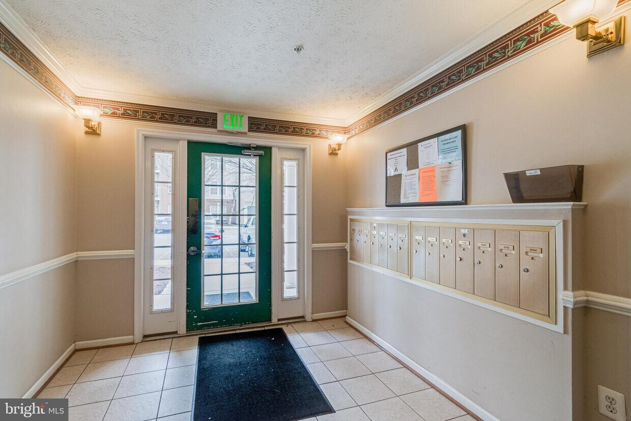 Foto principal - 2052 Hunting Ridge Dr