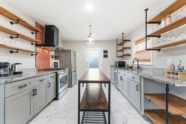 Foto del edificio - 3136 Forrest Hills Dr SW