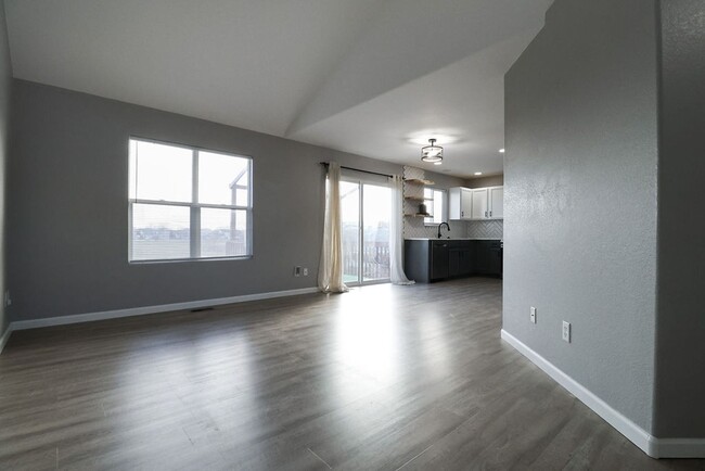 Foto del edificio - Beautifully Renovated Town home in Eaton.