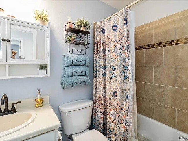 Foto del edificio - 7647 Elmwood St