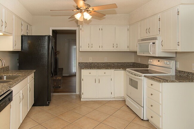 Building Photo - "Charming 3-Bed Oasis with 2 Full Baths in...