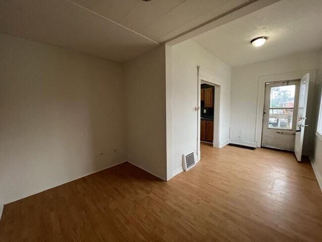 Building Photo - 2701 Mishawaka Ave - Apartment C