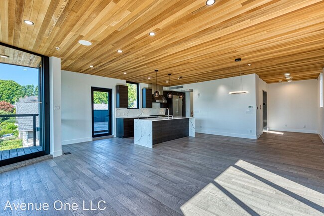 Building Photo - 2 br, 2 bath House - 210 W. Comstock #301