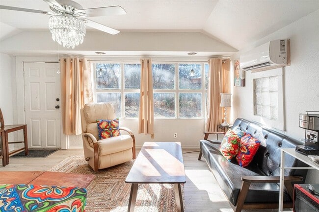 Building Photo - 716 E Losoya St