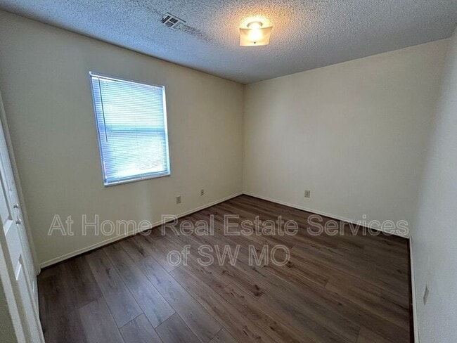Building Photo - 900 S Crutcher Ave