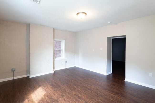 Building Photo - Available August 1st - Spacious 6 Bedroom,...