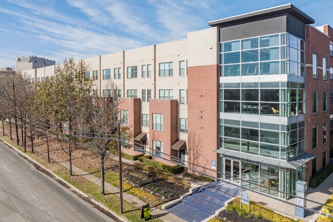 Alternate Building Image - 2929 Wycliff