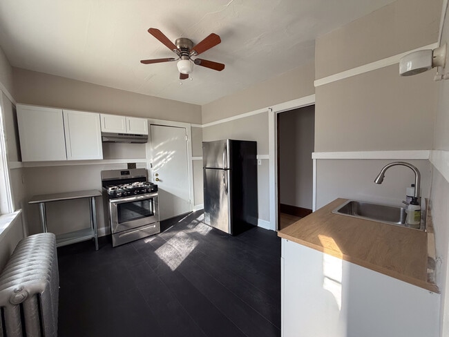 Foto del edificio - 2000 E Newberry Blvd