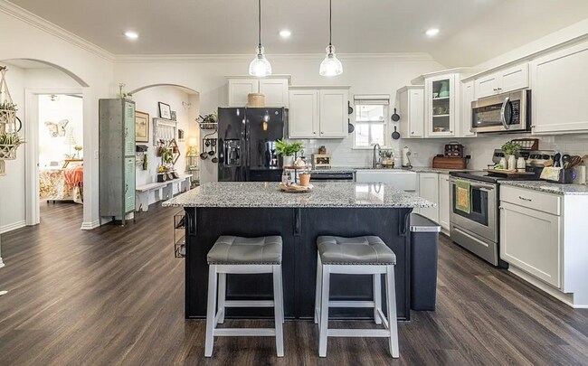 Photo - Charming 3 Bedroom Home with Scenic Views ...