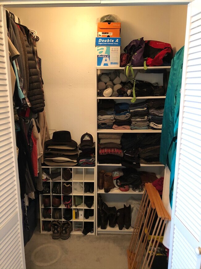 Vestidor - 850 W Moorhead Cir