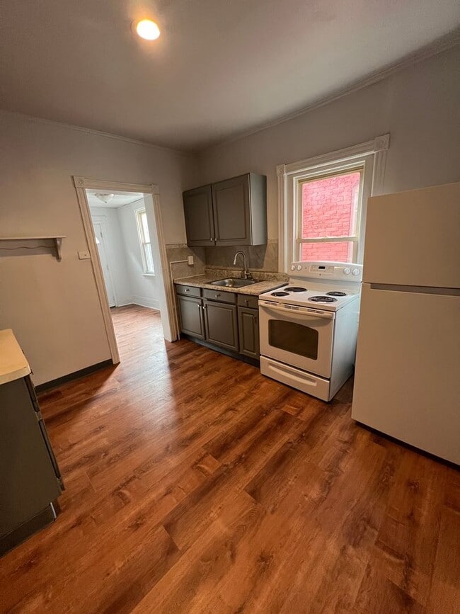 Foto del edificio - FOUR BEDROOM/ONE BATH ROW