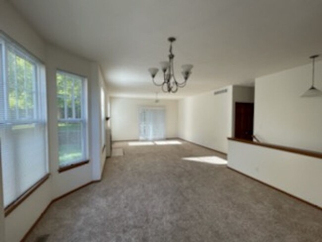 Building Photo - 2 Bedroom 2 bath Condo