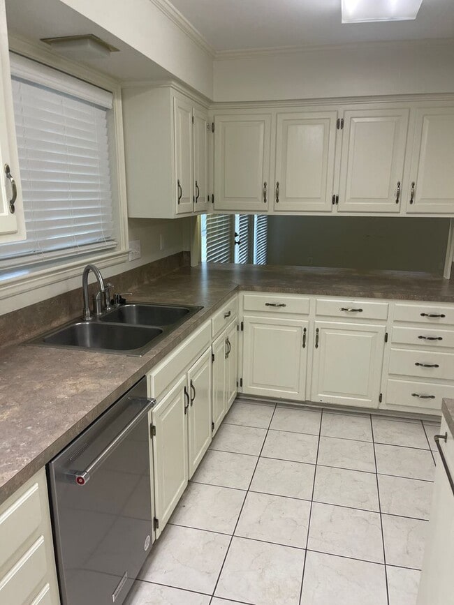 Building Photo - 607 Claymore Dr