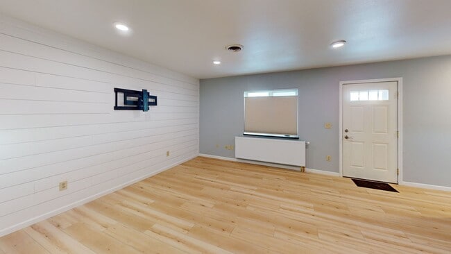 Building Photo - Fully Updated Large 1 Bedroom in Fairbanks! Available now!