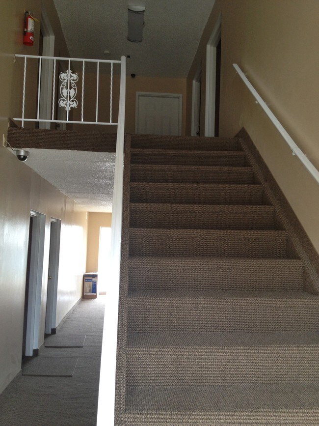 Pasillo - 17035 Raupp St
