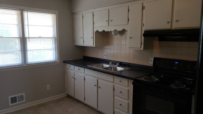 Building Photo - Great Location with Hardwood Floors!
